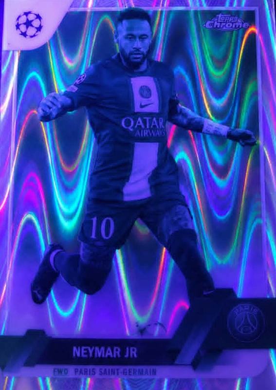 Kartica Neymar Jr Topps Chrome pod UV svetilko med pregledom površine